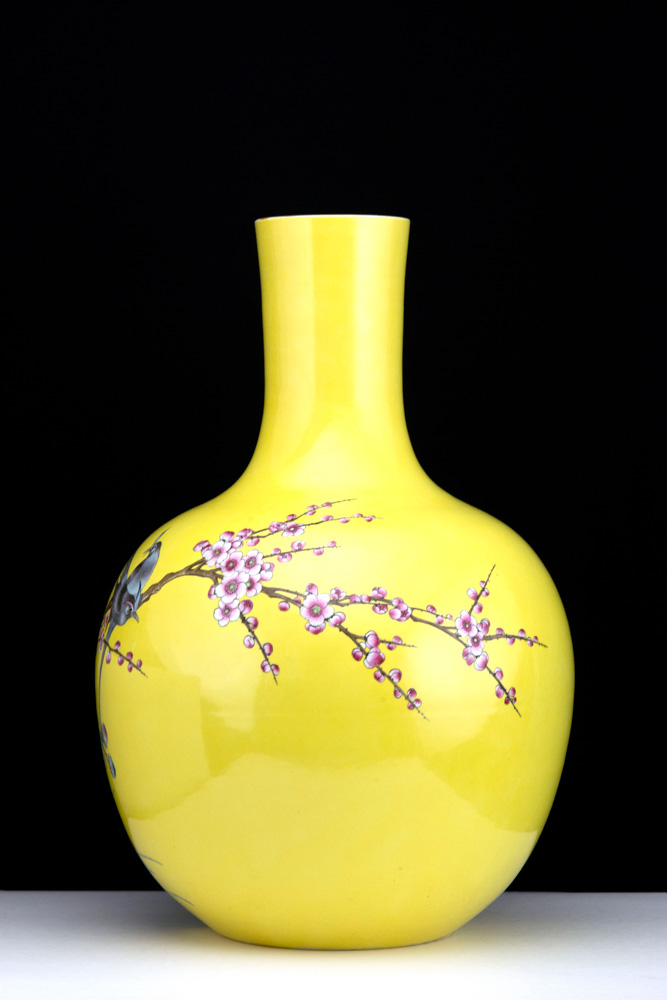 乾隆黄地洋彩四季菊花天球瓶– Yellow Qianlong Celestial Globe Vase