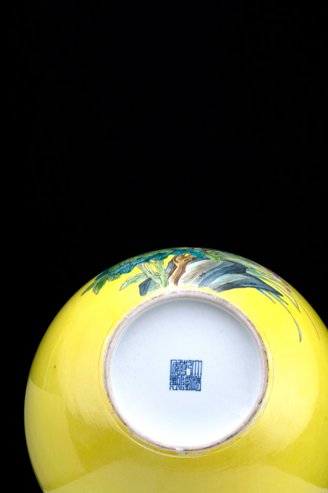 乾隆黄地洋彩四季菊花天球瓶– Yellow Qianlong Celestial Globe Vase